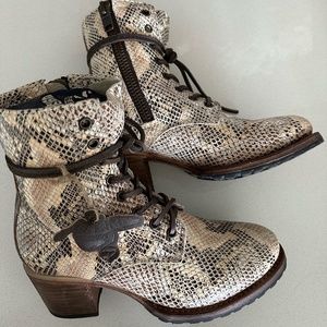 Freebird CAVALIER in White Snake Multi - 8